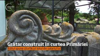 Primarul unei comune din Argeş le asigură angajaţilor tot confortul! Edilul a construit grătar şi foişor în curtea instituţiei