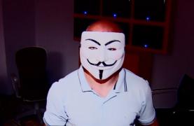 HALUCINANT! Un bărbat mascat a atacat un poliţist local la Primăria Arad, apoi s-a dus la masaj!