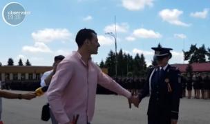 O tânără absolventă a şcolii de Agenţi de Poliţiei, cerută de soţie la finalul ceremoniei de depunere a jurământului