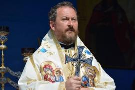 Episcopul Huşilor neagă în continuare că el ar fi bărbatul filmat când săruta şi mângaia un seminarist. Patriarhia spune însă că el e!