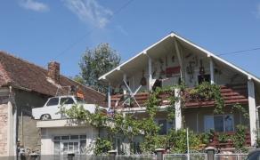 Un sălăjean a urcat un trabant pe casă şi mănâncă struguri din via crescută peste el