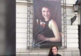 O poveste în culori. O tânără din Arad a renunţat la carieră pentru a se dedica picturii şi copiilor uitaţi de societate