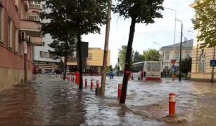 IMAGINI HALUCINANTE la Tulcea. O ploaie torenţială a băgat oraşul sub ape!