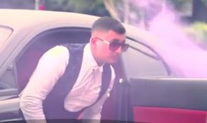 Un adolescent britanic a închiriat șase mașini de lux pentru a-l duce la balul de absolvire