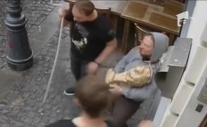 Leul furat de la intrarea în Muzeul Kitschului a fost adus înapoi de un individ mascat!