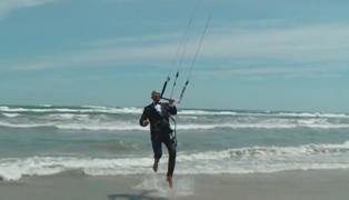 Senzaţie la Mamaia! Pe kite-surf îmbrăcat în costum, la cămaşă şi cu papion!