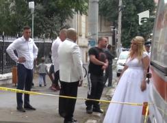 I-a făcut PRAF pe nuntaşi! Abia ieşiţi de la biserică, după cununie, aceştia u fost SPULBERAŢI de o maşină venită în viteză! Şoferul a fugit de la locul accidentului