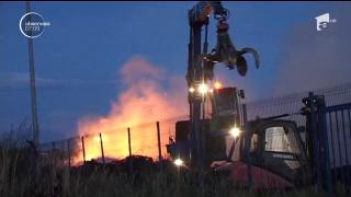 Incendiu violent lângă Arad! Flăcări uriaşe au cuprins mai multe maşini (VIDEO)