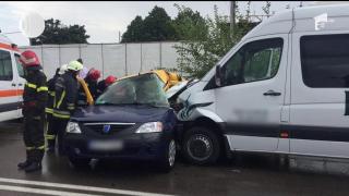 Graba l-a costat viaţa! Un tânăr taximetrist din Botoşani a murit după ce s-a izbit de un microbuz. Mai multe victime şi printre pasageri (VIDEO)