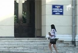 Prefectul de Gorj a interzis fustele scurte în clădirea Palatului Adminsitrativ din Tg. Jiu