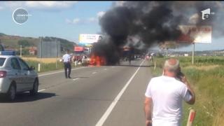 Carambol urmat de incendiu! Trei maşini de pe acelaşi sens s-au ciocnit pe drumul dintre Dej şi Cluj. Microbuz mistuit de flăcări! (VIDEO)