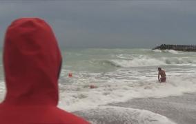 Bate vântul pe litoralul românesc. În plin sezon, hotelurile sunt pe jumătate goale