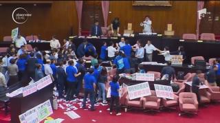 Parlamentul din Taiwan, ca un ring de box