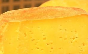 Mâncăm amidon, în loc de mozzarella, şi ulei vegetal pe post de caşcaval. 30% din produsele lactate ne distrug sănătatea!