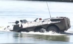 GROAZĂ într-un TAB al armatei, care s-a scufundat pe Dunăre. Se trăgea asupra lui cu muniţie de război