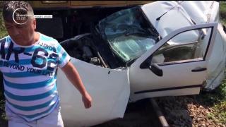 Accident cumplit în Mehedinţi! Doi oameni au murit după ce maşina lor a fost zdrobită de tren (VIDEO)