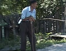 Situaţie halucinantă în Gorj! Un bătrân de 82 de ani trebuie să demonstreze lună de lună că este viu pentru a-şi primi pensia