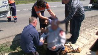 Un pas greşit putea să-l coste viaţa! Un bărbat a ajuns la spital GRAV RĂNIT, după ce a alunecat într-un şanţ