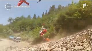 Salvare DRAMATICĂ dintr-o râpă! Un TRACTORIST a căzut cu utilajul într-o râpă adâncă de aproape 70 DE METRI!