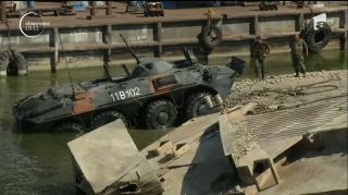 TAB-ul scufundat în urmă cu două zile în apele Dunării, scos la suprafaţă de armată