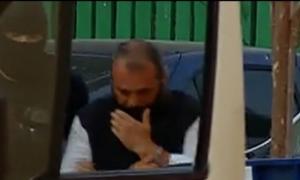 Preotul contrabandist, în arest pentru 30 de zile. Managerul Aarhiepiscopiei Tomisului îşi ţinea banii lângă icoană