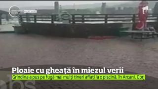 Prăpăd la Târgu-Jiu. Mai multe maşini au fost distruse, iar acoperişul unui bloc a fost luat pe sus în urma unei furtuni