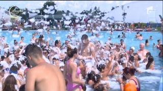 Petrecere cu multă spumă  la Târgu Mureş! Mii de oameni cu chef nebun de distracţie au luat cu asalt un ştrand
