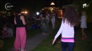 Răcoare, leagăne prinse în copaci şi muzică bună! Peste o mie de tineri au petrecut noaptea pe o insulă, în Târgu Mureș