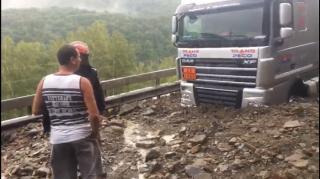 Furtunile au lovit România! Inundaţii, alunecări de teren, pagube importante în mai multe zone ale ţării