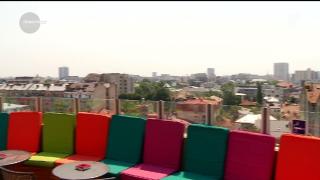 Bucureştiul poate concura cu o capitală cosmopolită. Sky barurile iau locul restaurantelor obişnuite, iar la terase, berea este înlocuită cu băuturi fine