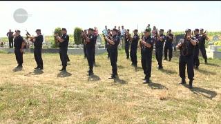 Onoruri militare, revoltă şi durere la înmormântarea poliţistului ucis în Suceava: "Nu i-a dat nicio şansă să se apere. Ne-a şocat pe toţi"