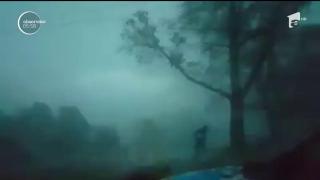 Aproape o sută de pompieri au participat la operaţiunile de salvare a oamenilor surprinşi de furtună la Bihor. A fost cod roşu de intervenţie