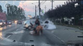 Accident bizar în Timișoara. Câțiva tineri au ajuns cu mașina într-un stâlp, după ce ar fi vrut săfacă o glumă proastă unor prostituate