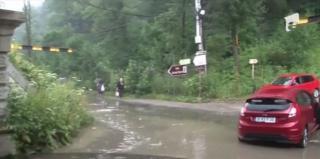 O ploaie torenţială a făcut RAVAGII LA SINAIA! O stradă a fost transformată în CANAL navigabil!