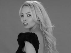 Zi dureroasă la Ştefăneşti. Denisa Răducu este înmormântată astăzi. Împietrit, tatăl ei i-a aşteptat sicriul la poartă