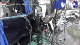 Accident grav în Ungaria: Cel puţin trei români au murit, după ce un microbuz cu numere bulgăreşti s-a lovit de un TIR