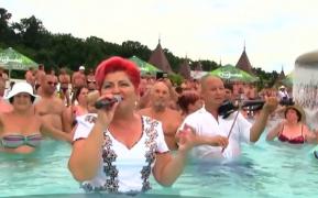 S-a mărit echipa! Mariana Abrudan, cântă acum în piscină la Băile Felix cu un violonist, cu "sistem wireless"