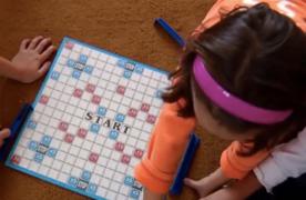 Tinereţea ţine loc de diplomă. Directoarea unei grădiniţe din Capitală angajează educatoare fără calificare, deşi legea interzice acest lucru