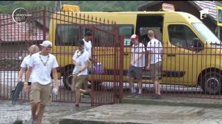 Şapte elevi din Belgia renovează o şcoală dintr-un sat dâmboviţean. Banii pentru lucrări i-au strâns din munca lor