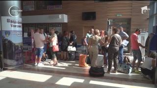 180 de oameni au rămas la sol, după ce o pasăre a intrat în motorul avionului! Mulţi pasageri au avut probleme la muncă, în străinătate, din această cauză!