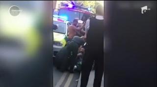 Clipe de groază la Londra! Doi tineri au fost stropiți cu acid în plină stradă (VIDEO)