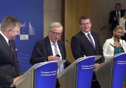 Moment comic la Bruxelles. Reacţia lui Juncker, când i-a sunat telefonul în timpul unui discurs. Pe cine a pus pe "hold" (VIDEO)