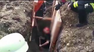 Momente de groază în Prahova! Muncitor prins sub un mal de pământ, în timpul unei lucrări la canalizare (VIDEO)