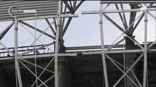 Gafe una după alta pe Stadionul din Craiova! Acoperişul montat greşit este acum cârpit (VIDEO)