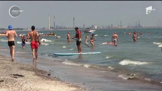 Seifuri pentru telefoane, pe plajă. O plajă din Mamaia oferă soluţia turiştilor care nu renunţă la gadgeturi nici în vacanţă