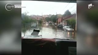 Aproape tot sud-estul României a ajuns sub ape! Străzi, case şi maşini au fost inundate de apa de peste jumătate de metru