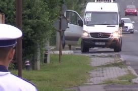 Șoferii de microbuze, corecți doar când e razie! Imagini din mijloacele de transport în comun, surprinse cu camera ascunsă!