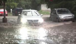 Litoralul este scufundat! Meteorologii spun că a plouat în 24 de ore cât pentru trei luni