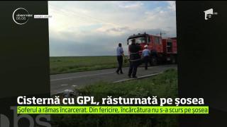 O cisternă plină cu 12 tone de GPL s-a răsturnat pe o şosea din judeţul Brăila