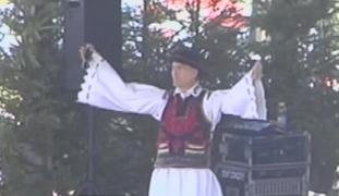 Cristian Pomohaci a fost asaltat de fani la primul concert după ce a fost caterisit şi a rămas fără hainele de preot